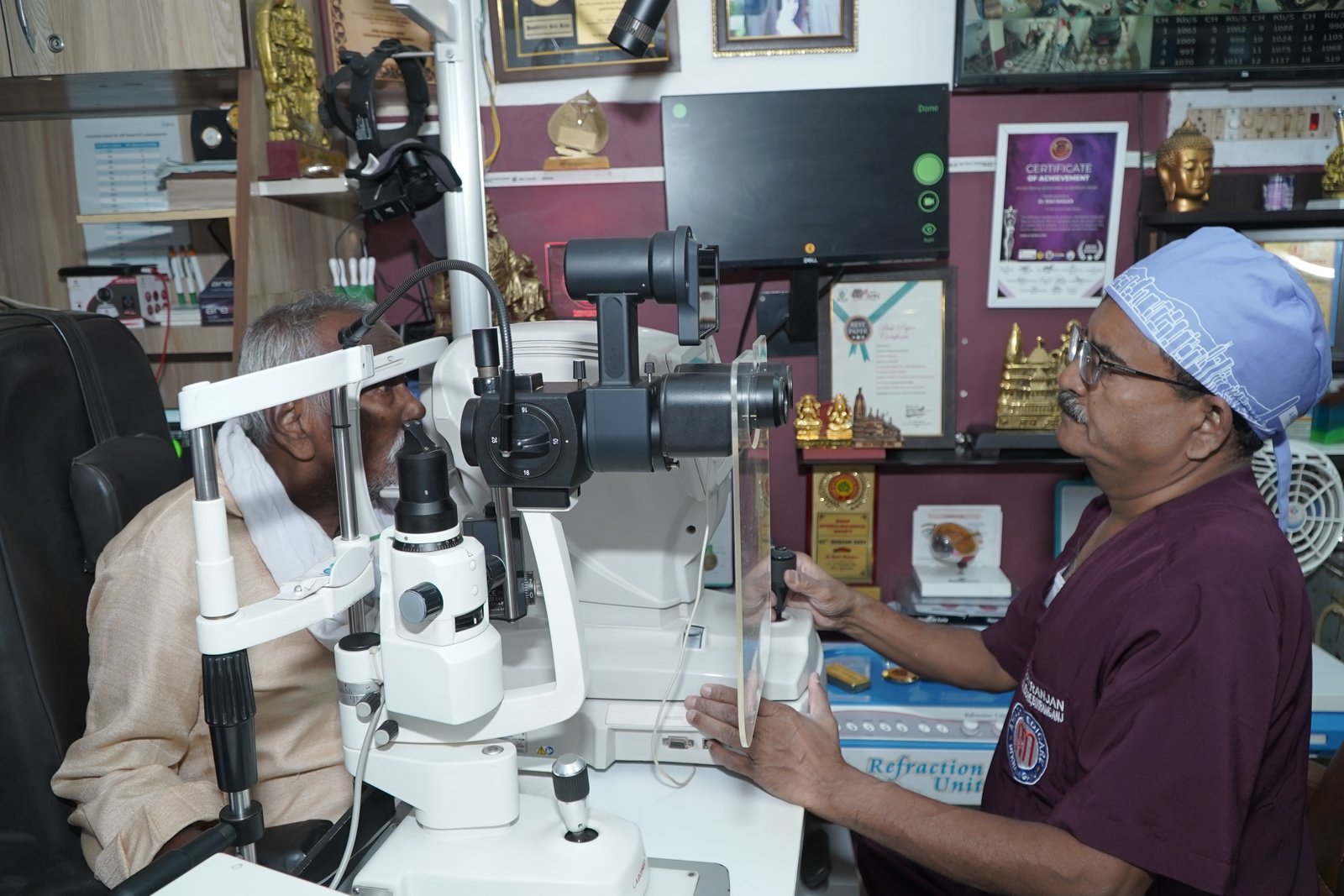 Eye Specialist Examination at Awadh Medicare